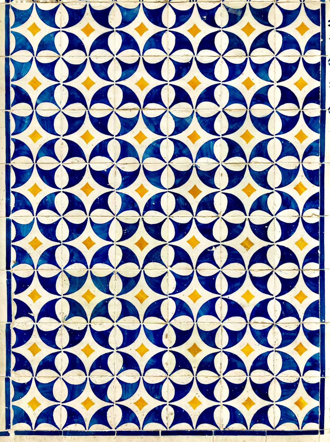 a-blue-and-white-tile-with-circles-on-it-rigxee1hjey